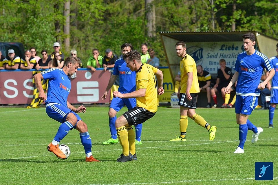 Im Spitzenspiel der Bezirksliga Nord zwang der SV Hahnbach (in gelb-schwarz) seinen Gastgeber SV Etzenricht knapp nieder.