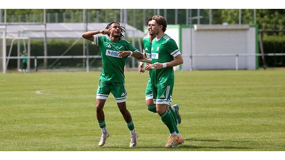 Szene aus dem spektakulären Sechs-Tore-Derby zwischen Alemannia Waldalgesheim und der SG Hüffelsheim: Jean Houngbedji (links) feiert mit den Teamkollegen seinen Treffer zum 1:0.	Foto: Luge