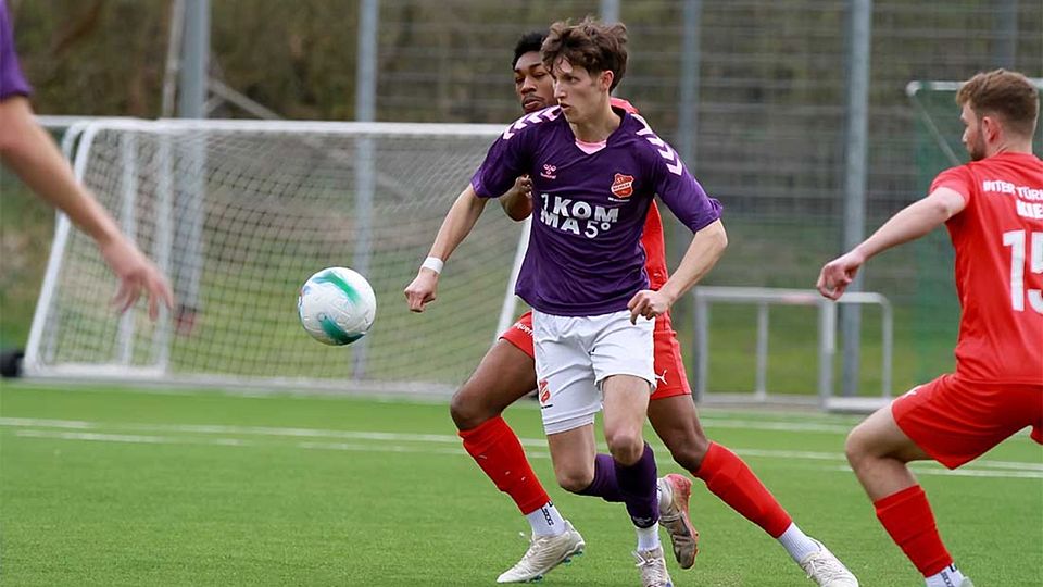Mika Meyer (SV Eichede), verfolgt von Denzel Imasün (Inter Türkspor Kiel) gab mit seinem Doppelpack dem Eicheder SV den notwendigen Schub für einen Erfolg.