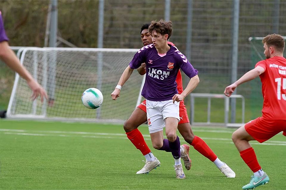 Mika Meyer (SV Eichede), verfolgt von Denzel Imasün (Inter Türkspor Kiel) gab mit seinem Doppelpack dem Eicheder SV den notwendigen Schub für einen Erfolg.