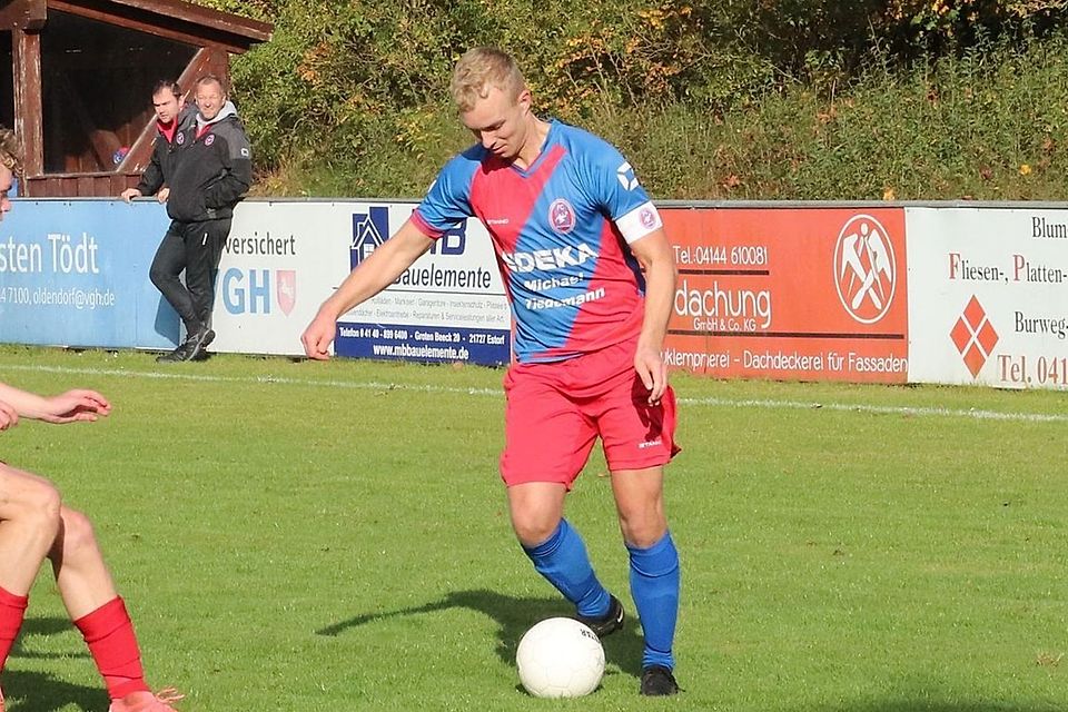 Till Peters spielt eigentlich nur noch in der dritten Mannschaft des FC Oste/Oldendorf. Jetzt half er aus und schoss gleich zwei Tore. Till Peters spielt eigentlich nur noch in der dritten Mannschaft des FC Oste/Oldendorf. Jetzt half er aus und schoss gleich zwei Tore.