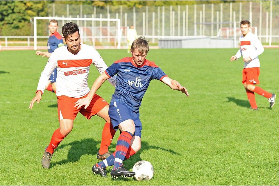 Christian Rasch (vorne) und der TSV Tettnang setzen sich beim FC Friedrichshafen klar durch. Rasch erzielt das 2:1 für den TSV. far