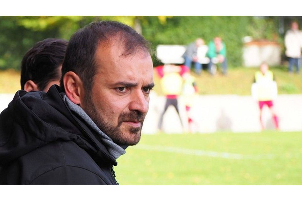 Francesco Mazzella di Bosco, Trainer des MTV Stuttgart, versteht nicht, warum der Schiedsrichter nicht einfach abgepfiffen hat. Foto: Florian
