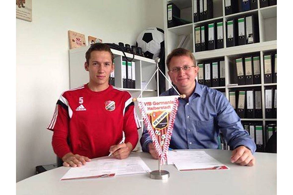 Sebastian Wirtz (links neben VfB-Geschäftsführer Christian Mokosch) bei der Vertragsunterzeichnung (F. Verein)