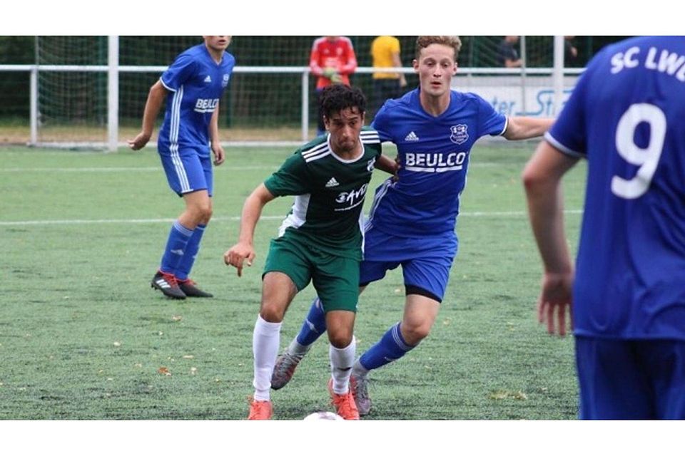 Brisantes Duel in Neu-Listernohl: Wenn am Sonntag der SC LWL (Foto oben; blaue Trikots) auf den VfR Rüblinghausen (unten) trifft, dann brauchen beide Teams dringend die Punkte, um nicht noch weiter unten reinzurutschen. Fotos (2): sta, Dohmen