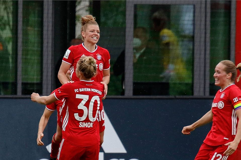 Hoch soll sie leben: Die Spielerinnen des FC Bayern feiern die Torschützin Linda Dallmann.