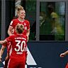 Hoch soll sie leben: Die Spielerinnen des FC Bayern feiern die Torschützin Linda Dallmann.