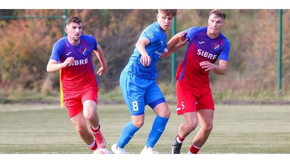 Daniel Gorbacev (M., hier gegen Steinbach II) und der FV Breidenbach treten als Schlusslicht die Auswärtsreise zum Tabellenführer Hornau an. © Lars Hinter