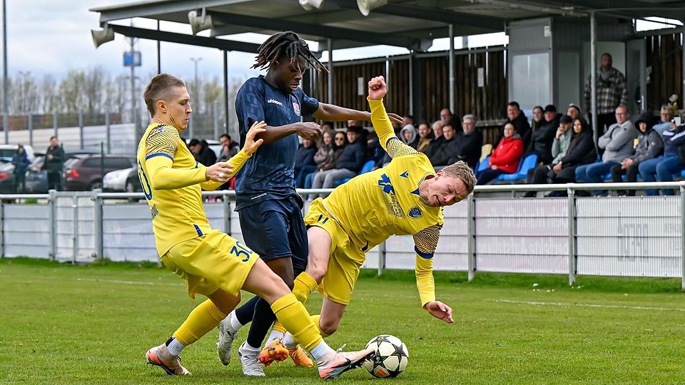 v.li.: Marko Todorovic (SV Dornach, 30) Gibson Nana Adu (Haching, 19) Markus Buck (SV Dornach, 11) im Zweikampf, Duell, duel, tackle, Dynamik, Action, Aktion