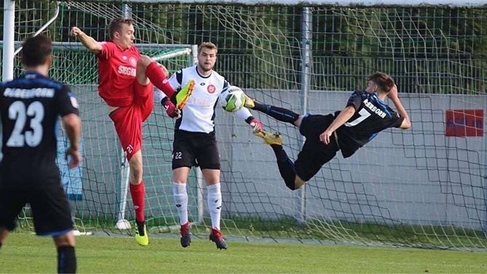 Es wird wieder zur Sache gehen: Die Paderborner U21, hier versucht es Phil Sieben artistisch, erwartet in Holzwickede einen heißen Tanz. F: Heinemann