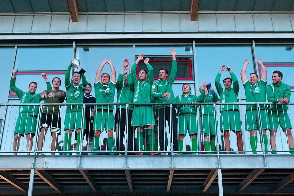 Einstimmung auf die kommende Meisterfeier? Die Spieler des Osdorfer SV feiern ihren Pokalsieg gegen den Eckernförder SV. Schinke