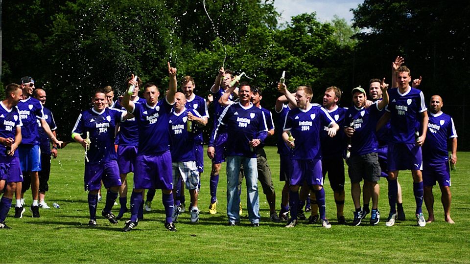 Dass der VfB feiern kann, hat er bereits letztes Jahr bewiesen. Das weiß auch Kai Machner (oben links).