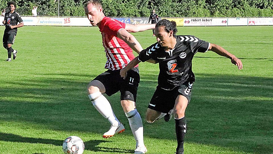 Zum ersten Kurzeinsatz kam Meitingens Torjäger René Heugel (links) nach seinem Schlüsselbeinbruch beim 3:1-Sieg gegen den VfL Ecknach (rechts Munoz Gonzales).