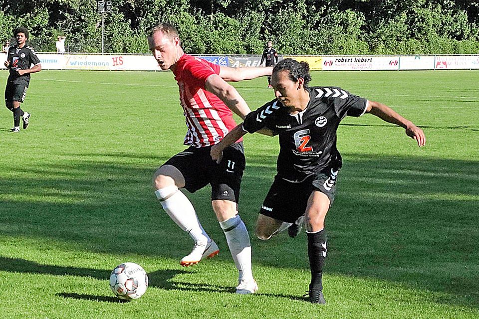 Zum ersten Kurzeinsatz kam Meitingens Torjäger René Heugel (links) nach seinem Schlüsselbeinbruch beim 3:1-Sieg gegen den VfL Ecknach (rechts Munoz Gonzales).