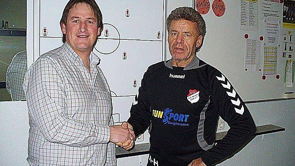 Sportleiter Sepp Sumbauer freut sich, Gerd Stummvoll beim FC Perach begrüßen zu dürfen. F: FC Perach