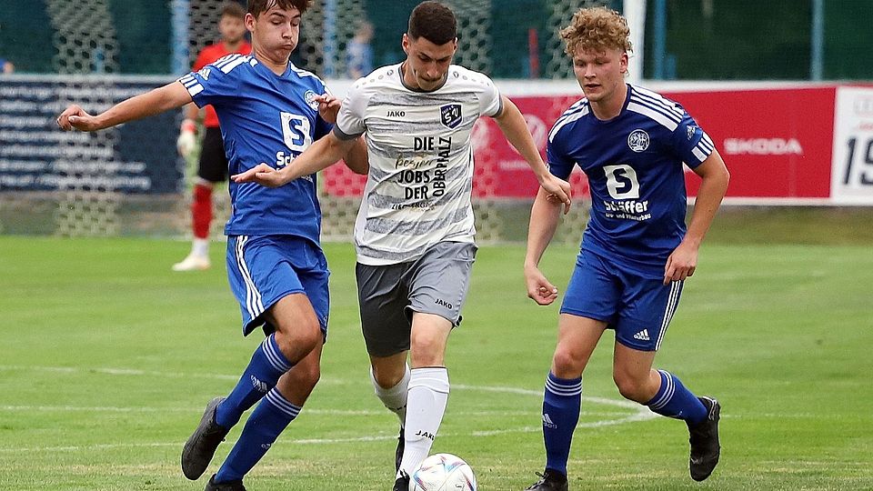 Bei Christian Ermer (in Weiß) und dem SV Etzenricht ist noch einiges an Sand im Getriebe. Kreisligist SV Raigering (in Blau) entschied das Testspiel klar für sich.