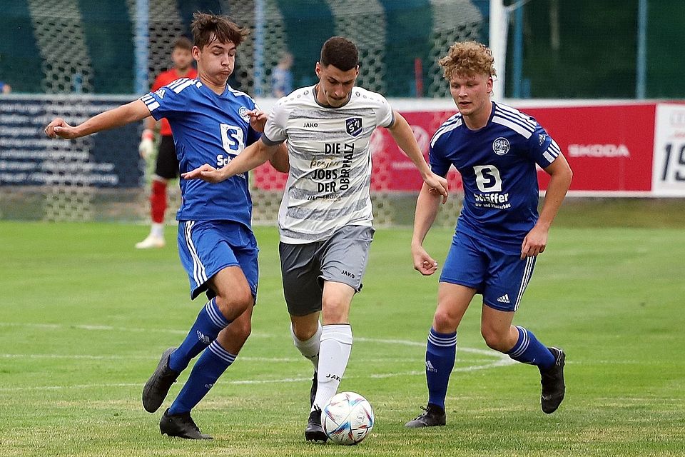 Bei Christian Ermer (in Weiß) und dem SV Etzenricht ist noch einiges an Sand im Getriebe. Kreisligist SV Raigering (in Blau) entschied das Testspiel klar für sich.