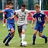Bei Christian Ermer (in Weiß) und dem SV Etzenricht ist noch einiges an Sand im Getriebe. Kreisligist SV Raigering (in Blau) entschied das Testspiel klar für sich.