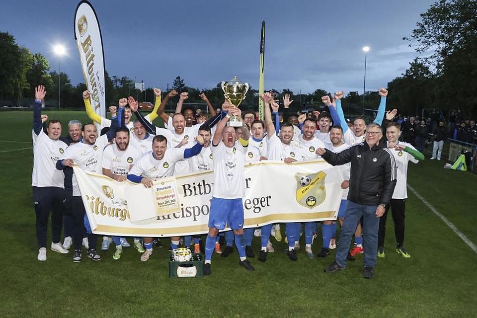 Stolz reckt Florian Karsch den Pokal in die Höhe. Der SV Horchheim vereitelte TuS Monsheims Traum vom Double.	Foto: Andreas Stumpf/pakalski-press