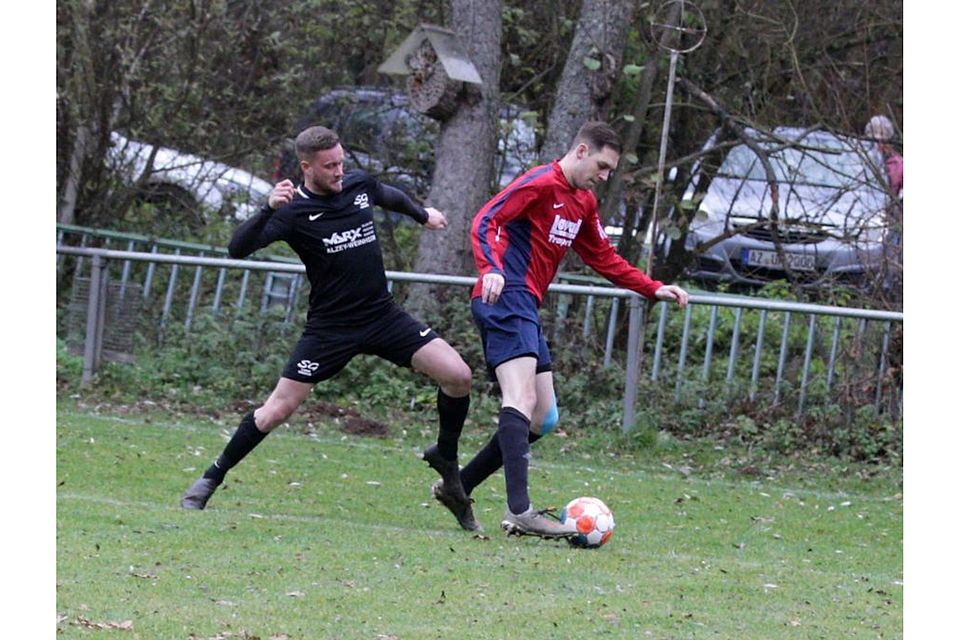 So wie in dieser Szene zwischen Weinheims Aaron Stauf  und dem Nieder-Wieser Marcel Vogt ging es in der B-Klasse Nord vergangene Runde sehr fair zu.	Archivfoto: pakalski-press/Axel Schmitz