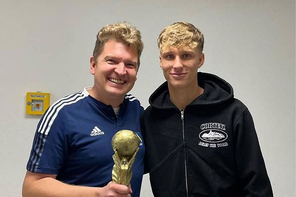 U17-Weltmeister Kurt Rüger (rechts) folgte der Einladung von Stefan Eittinger und überreichte die WM-Pokal-ähnlichen Turnier-Trophäen an die E-Jugendkicker.