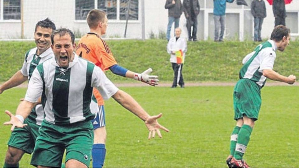 Wenn ein Ausgleichstreffer Freude macht: Soeben hat Florian Kalus (vo.) vom FC Penzberg im Stadtderby gegen den ESV