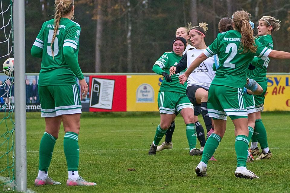 Geht der rein? Nadin Böhm (weißes Trikot) blickt noch skeptisch nach der Kugel auf dem Weg zum 1:0.