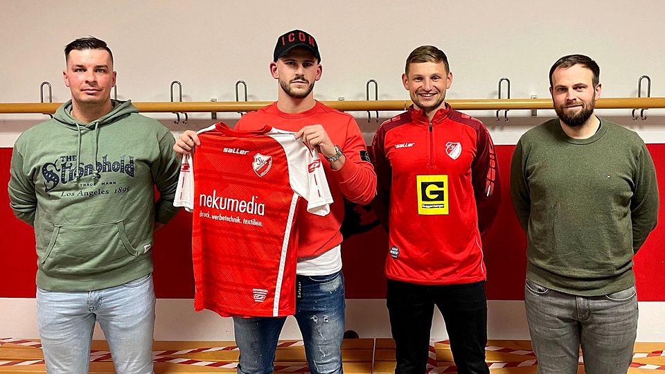 Co-Trainer Thorsten Seufert (v. l.), Abteilungsleiter Alexander Eirich und Trainer André Kleinknecht begrüßen Florian Folger (2. v. l.) beim TSV Neutraubling.
