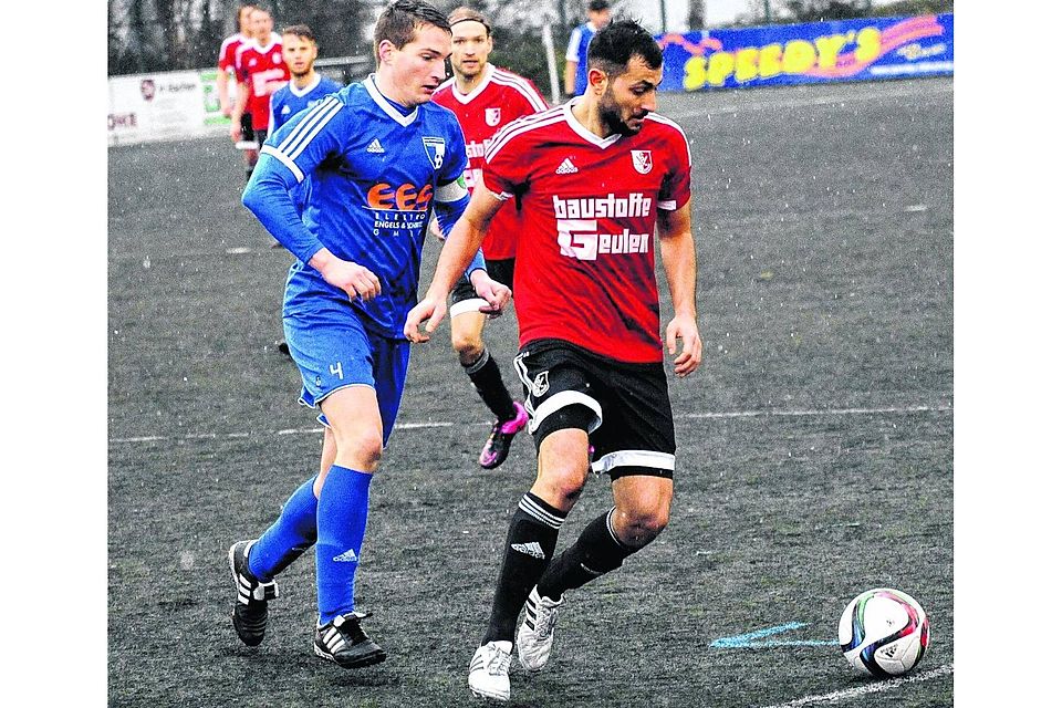 Glücklicher Sieg für die Hausherren: Eilendorfs Ceyhan Arslan (rechts) setzt sich gegen seinen Gegenspieler aus Wesseling-Urfeld durch. Foto: Martin Ratajczak
