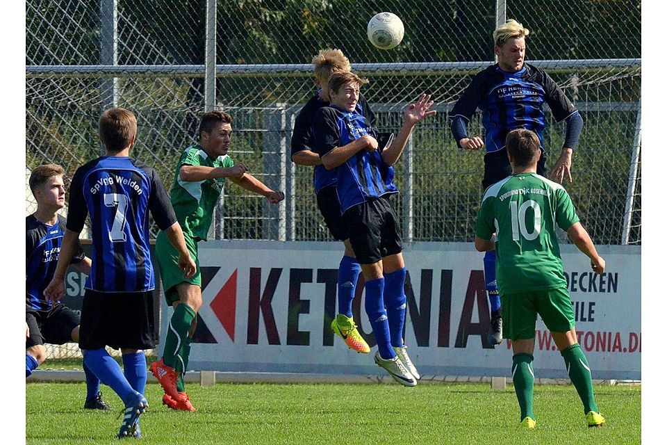Gegen den Vorletzten SpVgg GW Deggendorf will die U19 der SpVgg Weiden (in schwarz-blau) mit einem Dreier dafür sorgen, weiterhin in der Spitzengruppe der Landesliga Süd mitzumischen.