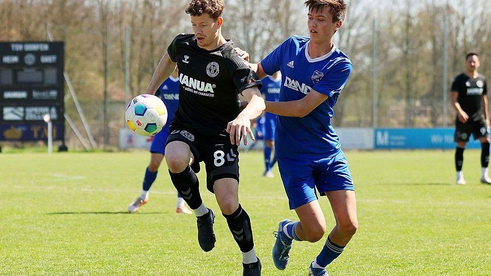 Markus Mittermaier (li.,Nr.8) erlitt durch ein unabsichtliches Foulspiel einen Trümmerbruch und fehlt Dorfen im Kampf um den Aufstieg.