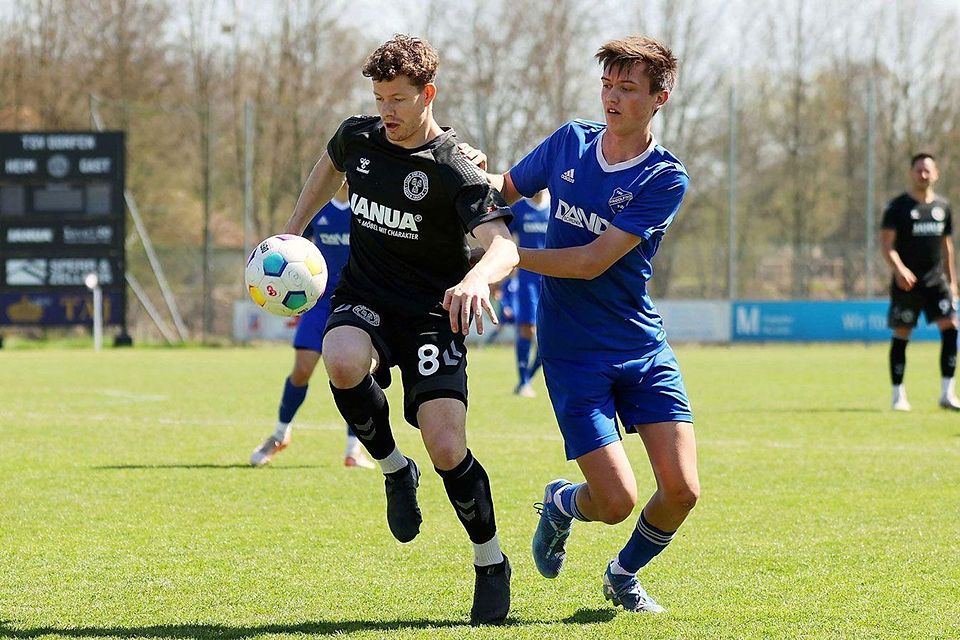 Markus Mittermaier (li.,Nr.8) erlitt durch ein unabsichtliches Foulspiel einen Trümmerbruch und fehlt Dorfen im Kampf um den Aufstieg.