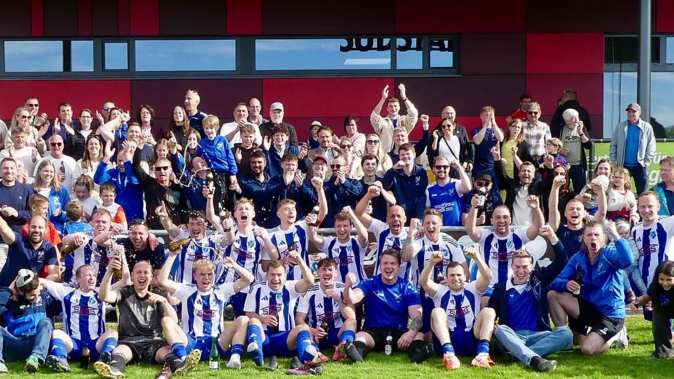 Spieler und Anhänger der SG Alerheim feierten den Gewinn der Kreisliga-Meisterschaft.