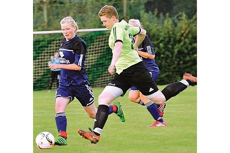 Die Frauen der  Spielgemeinschaft ESV/1. FC Nordenham  (grüne Trikots)  spielen erfolgreich. In der Abteilungsleitung des ESV kriselt es dagegen. Felix Grossmann