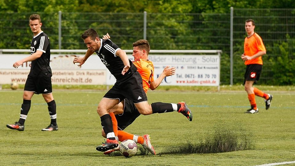 Kampf um den Ball: Die Hargesheimer zeigten bei der Partie gegen die TSG Planig (schwarze Trikots) mehr Biss, gewannen ihr letztes Saisonspiel dadurch mit 6:0.	Foto: Dirk Waidner