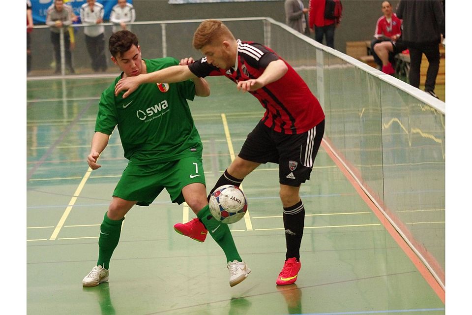 Die U19-Youngsters des FC Augsburg (in grün) und des FC Ingolstadt 04 kämpfen in Vilsbiburg um den E.ON Bayern Cup 2015. F: Stutz