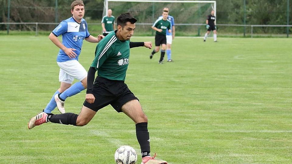 Abschluss: Eris Raimoski (r.) vom FC Werdorf kommt zum Schuss, Aßlars Kevin Gotthardt hält sich zurück. 	Foto: Lorenz Pietzsch