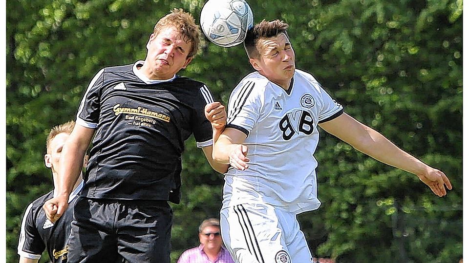 Ein unentschiedenes Kopfballduell? Marcel Bennsen (Rickling, re.) gegen Westerrades Thilo Möller.göt