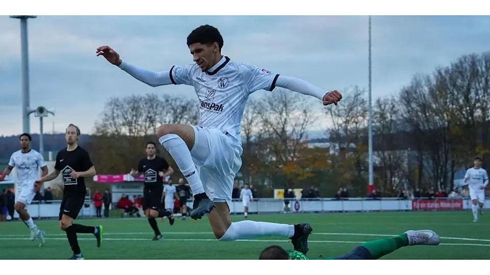 Torwart Justin Nawroth von der SG Naunheim/Niedergirmes ist vor Mohamed Enis Khalfaoui vom SC Waldgirmes U23 am Ball. Am Ende teilen sich die Teams in der Fußball-Gruppenliga die Punkte. © Isabel Althof