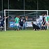 Die entscheidende Szene des Relegationskrimis: Emmerings Torwart Andreas Kleingütl und Benno Stadler (re.) konnten in der Schlussminute gegen Patrick Schmid nicht richtig klären. Michael Maier fälschte den Schuss ins eigene Tor ab – das 2:3, der Abstieg der Grün-Weißen ist besiegelt.