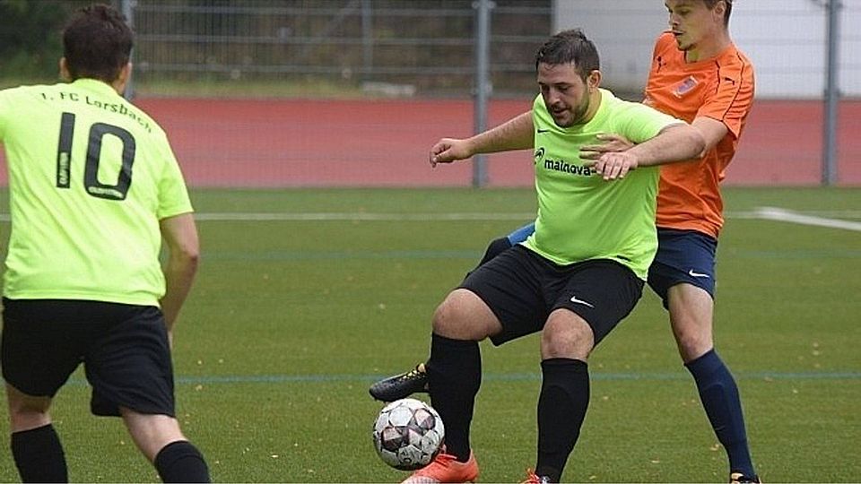 Tomislav Grubisic (am Ball) markierte das vorentscheidende 2:0 für seine Lorsbacher gegen die Zweite der SG Bad Soden. F: Jörg Schulz