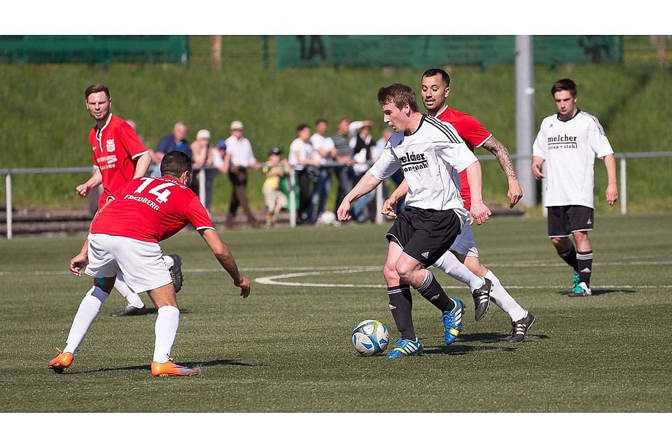 Pascal Bretschneider (UTSG, rechts) im Duell mit dem Friedberger Abdelhalim Chehab. Am Samstag gastiert die Usinger TSG bei der TSG Nieder-Erlenbach.