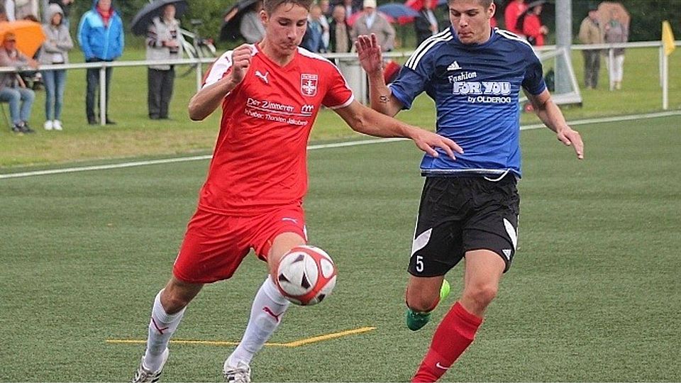 Tempo: Eutins Marvon Obenaus (links) versucht, an Fehmarns Christopher Götz-Smilgies zu kommen.