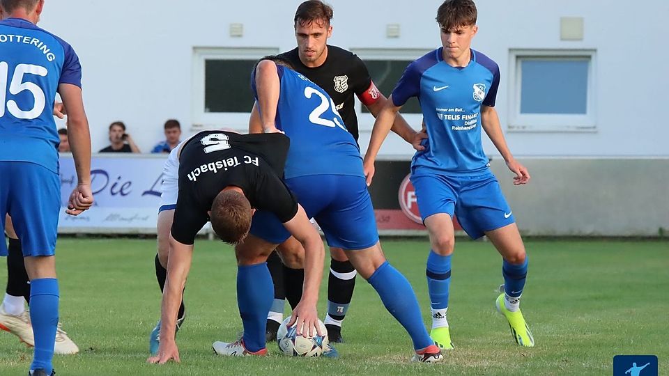 Der FC Teisbach (in schwarz) setzte sich am Ende knapp mit 2:1 durch und steht nun im Totopokal-Achtelfinale.