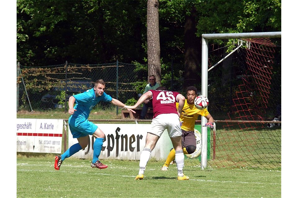 Treffsicher: Linkenheims Doppeltorschütze Ristucci (rotes Trikot) vor einem seiner beiden Treffer.F: Stutz