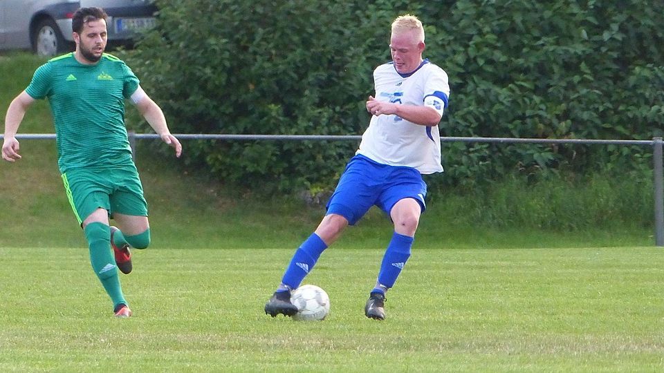 DJK-Kapitän Philipp Kummerow (r.) erzielte heute seinen 3. Saisontreffer. Dieser reichte letztlich jedoch nicht zum Sieg. 