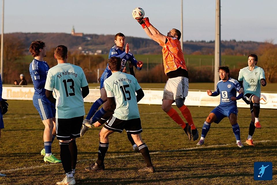 Ein Sieg im Derby gegen Haselmühl und der SV Köfering (helles Trikot) haucht den Hoffnungen, den Direktabstieg zu verhindern, neues Leben ein.