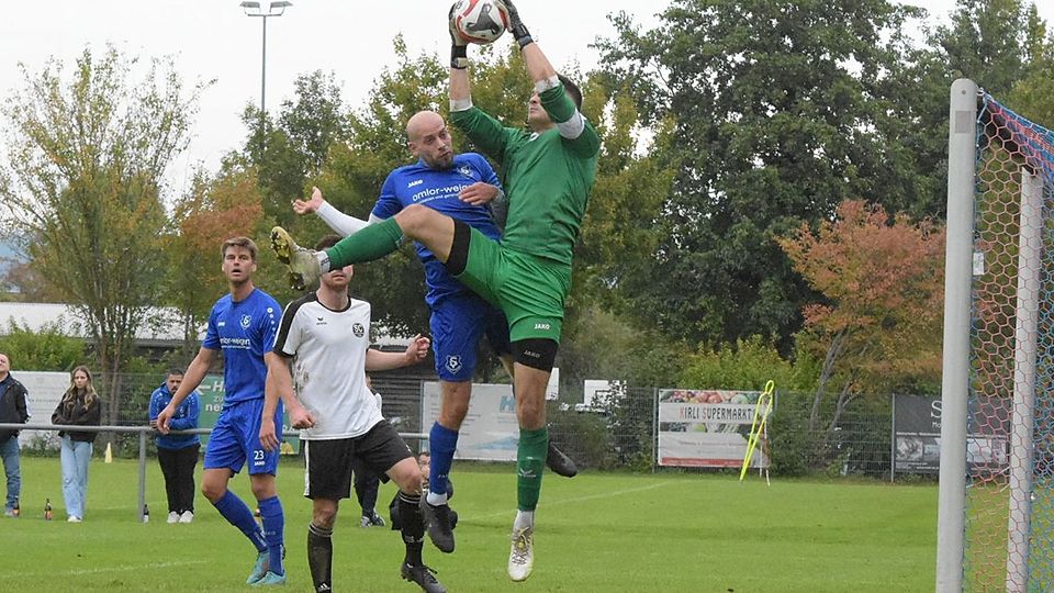 Der Sportclub (in weiß) und Burgweinting (blau) wollen sich am Samstag nicht die Butter vom Brot nehmen lassen.