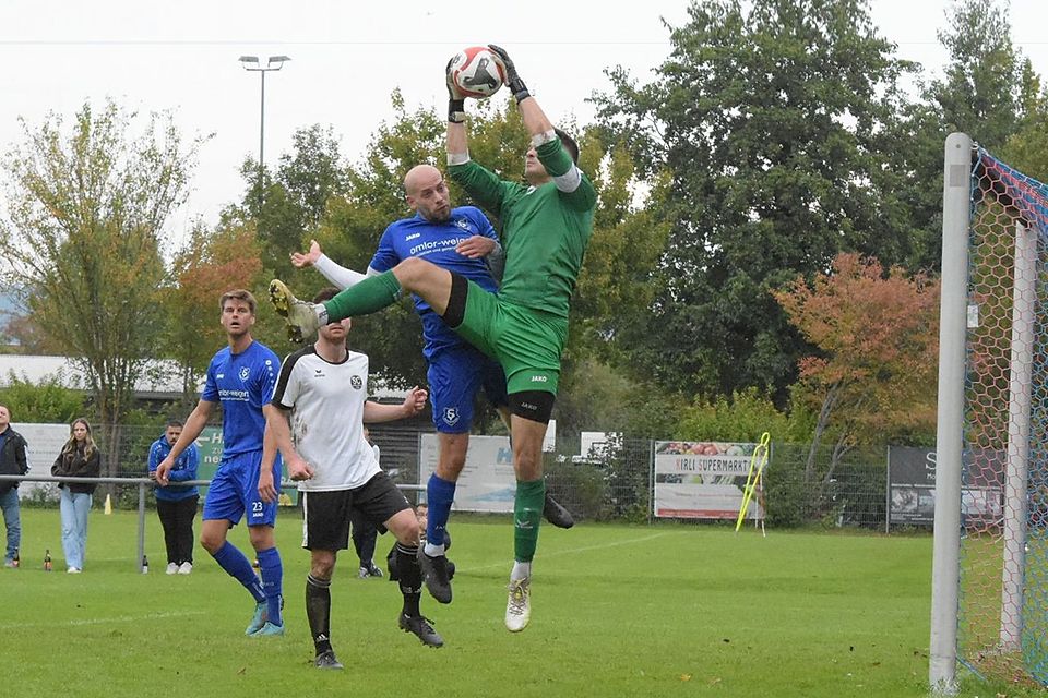 Der Sportclub (in weiß) und Burgweinting (blau) wollen sich am Samstag nicht die Butter vom Brot nehmen lassen.
