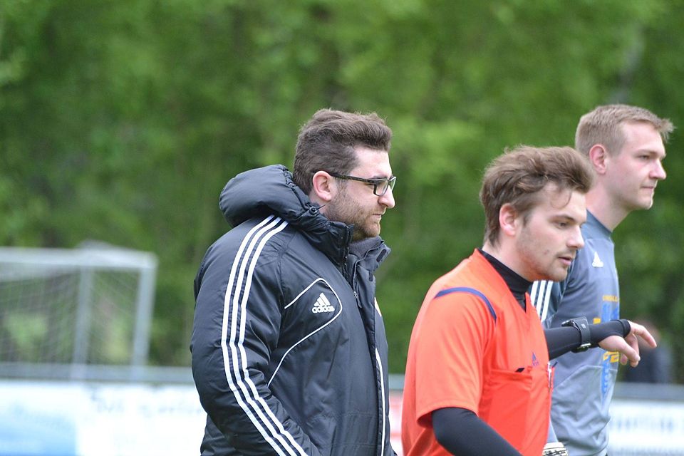 Suryoyes Coach Michael Dogan (l.) und Schiedsrichter Rocco Funk (r).